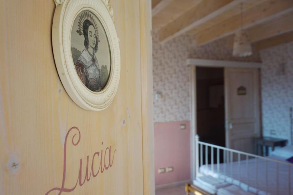 Un muro con la foto di una donna sopra. di Rocca dell'Innominato a Lecco