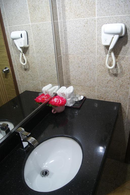 Koupelna v ubytování TD Plaza Hotel