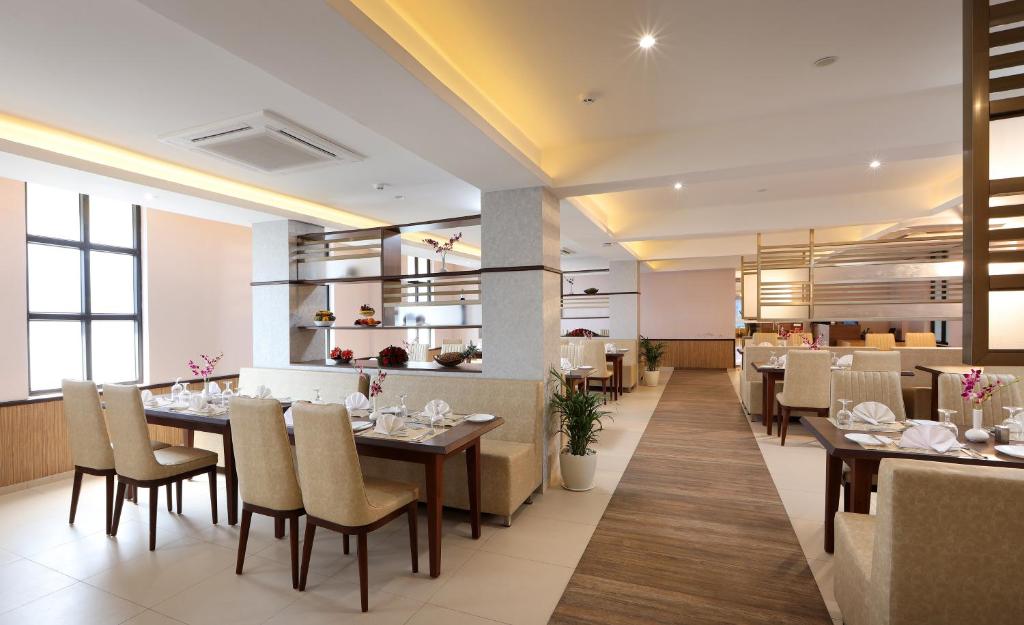 Restaurace v ubytování Flora Charishma Residency Aluva