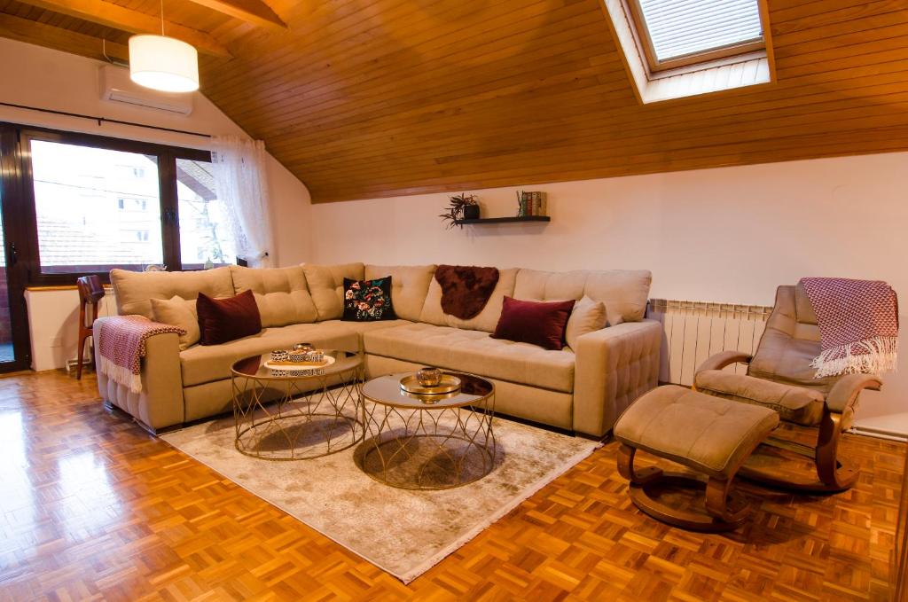 un soggiorno con divano e 2 sedie di Salam Sarajevo Apartments #HelloPeace a Sarajevo