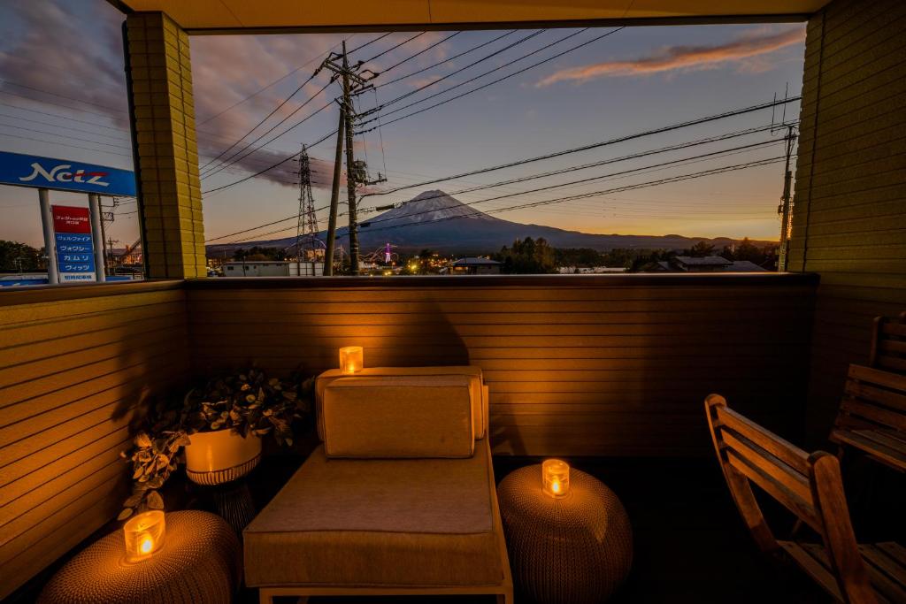 uma varanda com um banco e uma janela com vista em beautiful Mt.Fuji A em Fujikawaguchiko