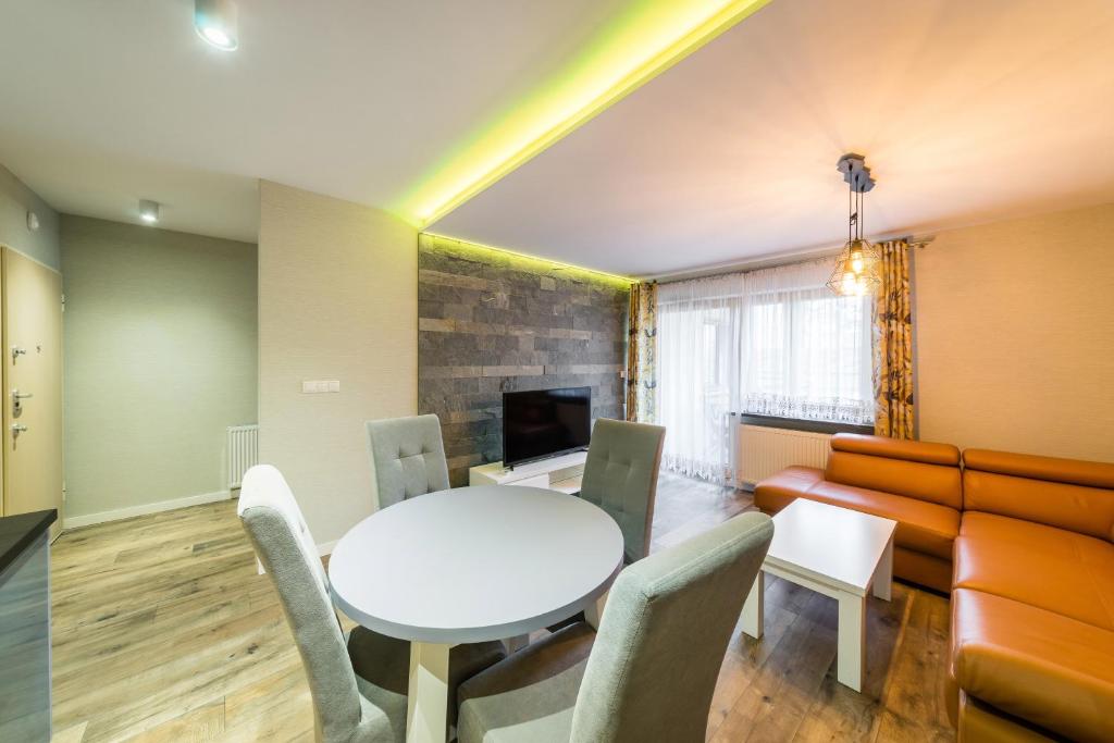 Televízia a/alebo spoločenská miestnosť v ubytovaní Apartament Rakowicka 14 Deluxe Old Town WAWELOFTS