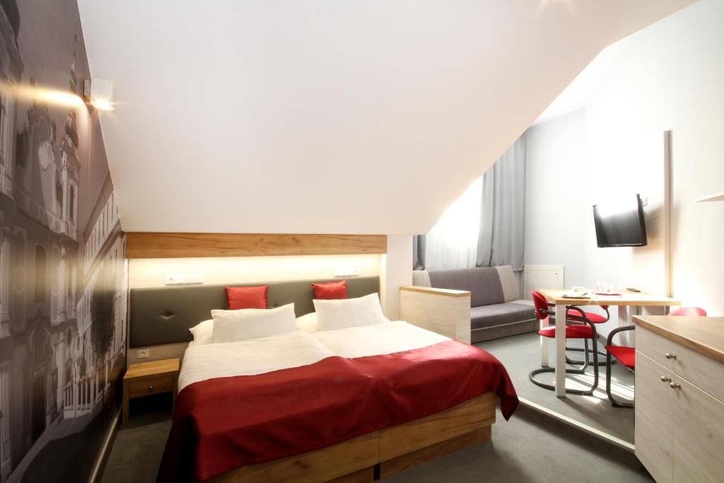 Postel nebo postele na pokoji v ubytování Hotel Strážnice