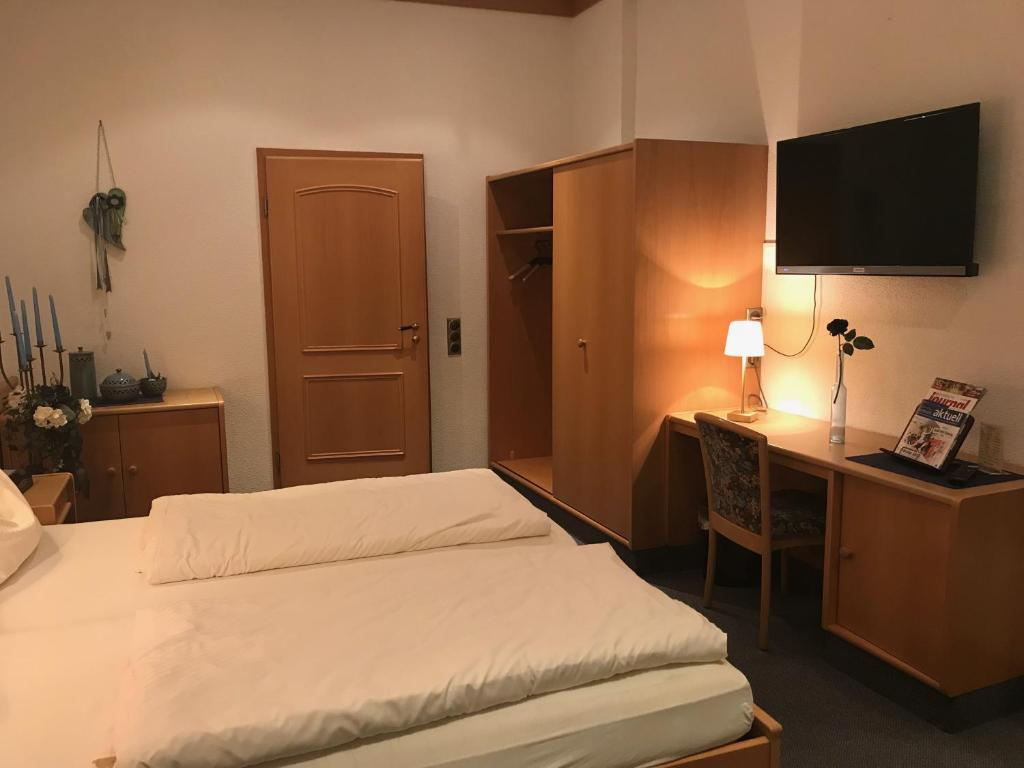 Postel nebo postele na pokoji v ubytování Gasthof & Hotel Goldener Hirsch