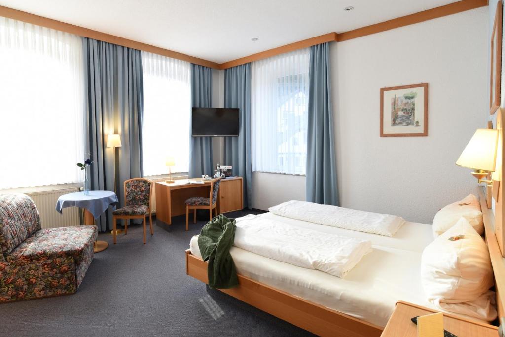 Postel nebo postele na pokoji v ubytování Gasthof & Hotel Goldener Hirsch