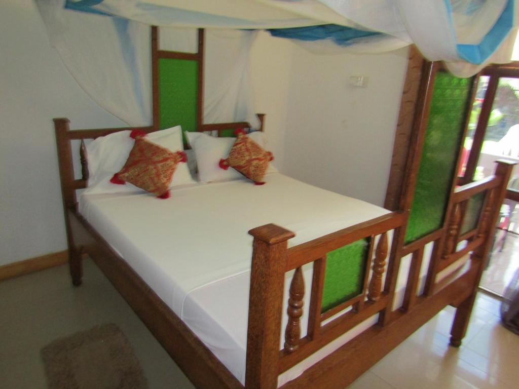 Säng eller sängar i ett rum på Kivulini Lodge and Restaurant