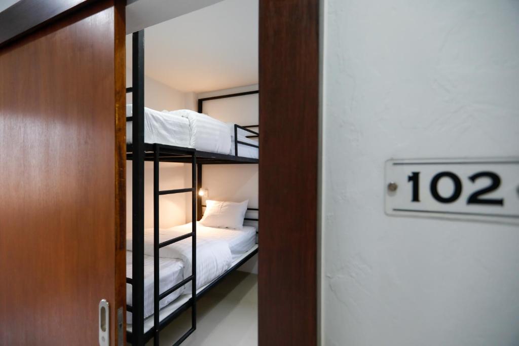 Postel nebo postele na pokoji v ubytování Tall Tree Kata Phuket