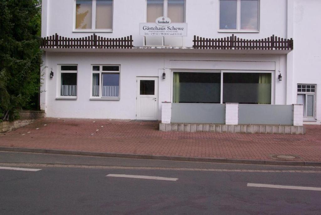 Bad Eilsen的住宿－Ferienwohnungen Schewe I，街道边的白色建筑
