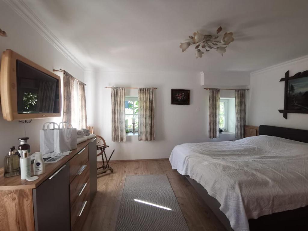 A bed or beds in a room at Malerwinkel, Forsthaus
