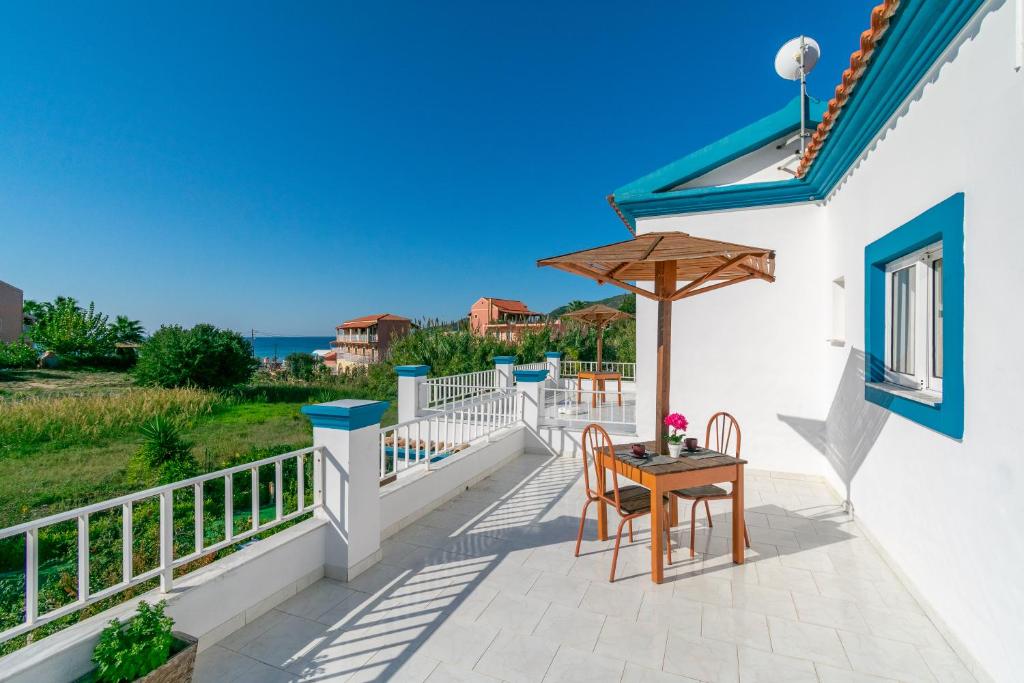 Балкон или терраса в Akis Villa Studios & Apartment with Pool by Hotelius