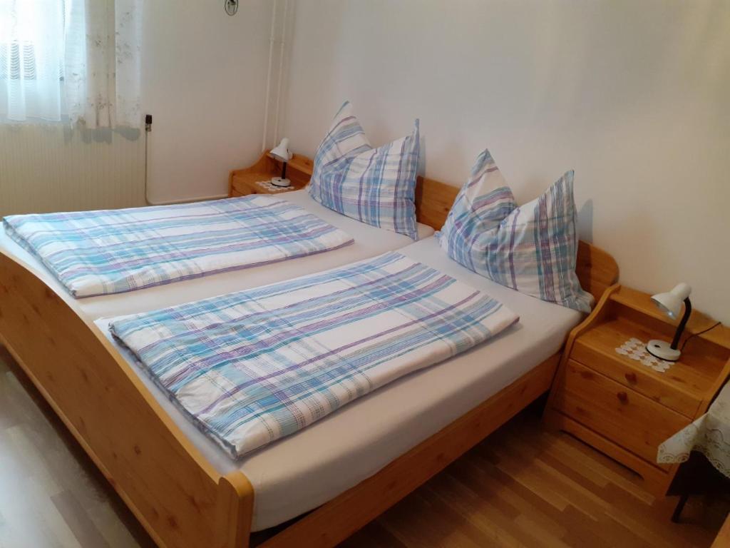 Postel nebo postele na pokoji v ubytování Obstbau und Gästezimmer Stani