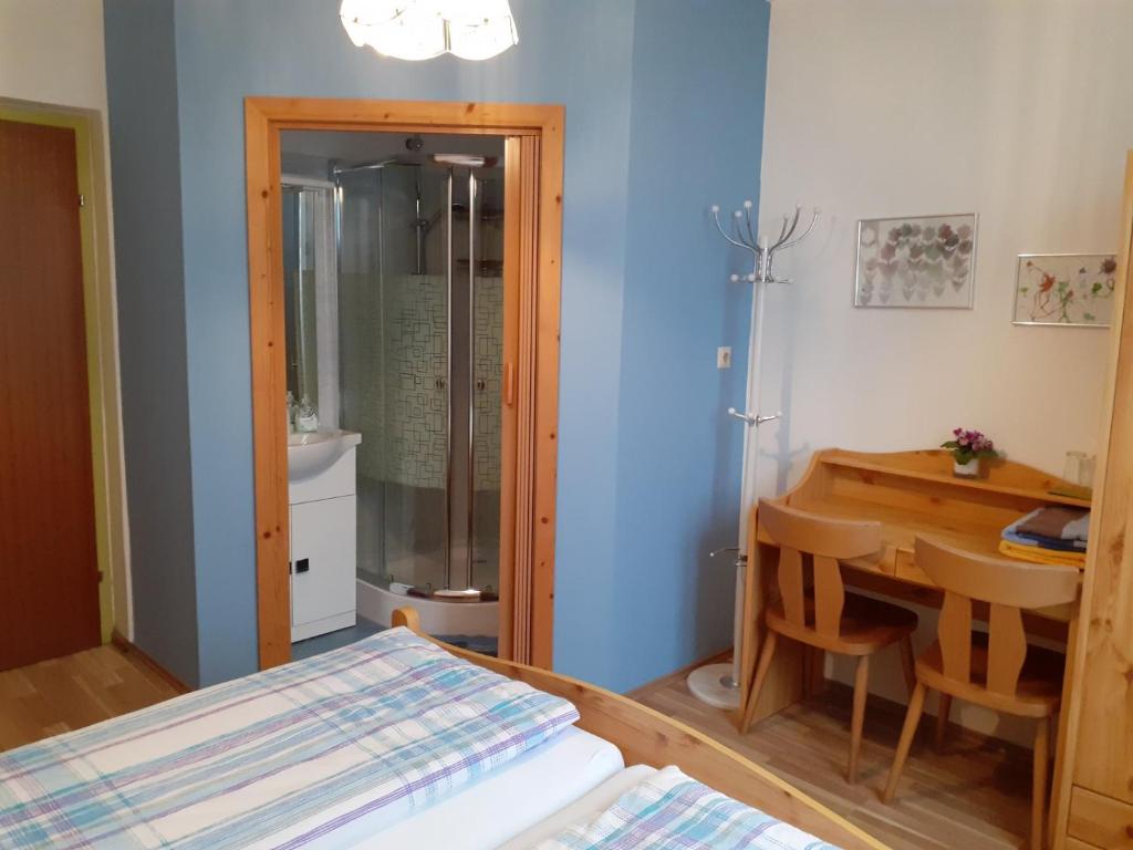 Postel nebo postele na pokoji v ubytování Obstbau und Gästezimmer Stani
