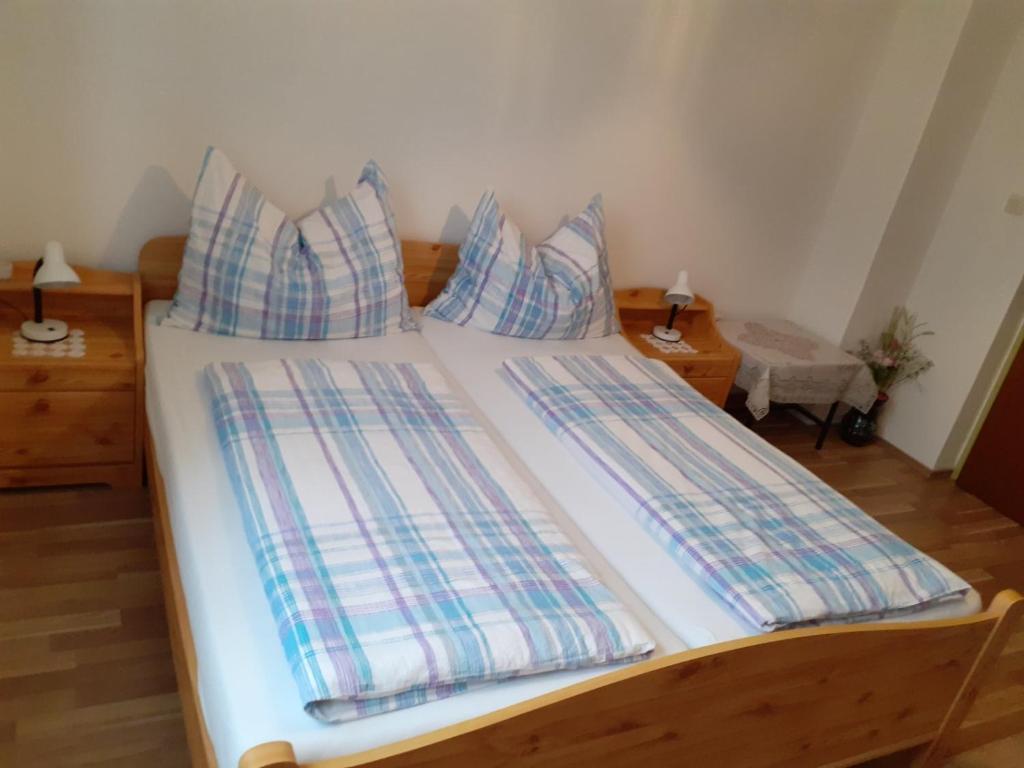 Postel nebo postele na pokoji v ubytování Obstbau und Gästezimmer Stani