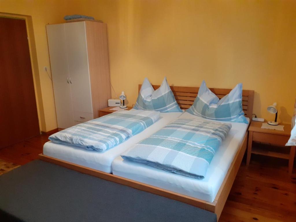 Postel nebo postele na pokoji v ubytování Obstbau und Gästezimmer Stani