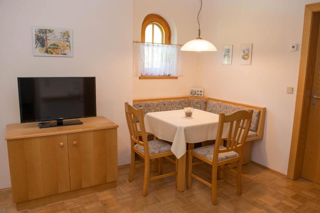 TV a/nebo společenská místnost v ubytování Ferienhaus Franz