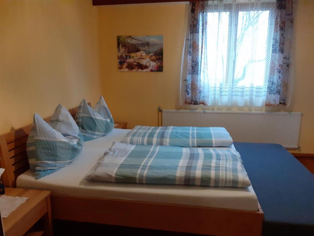 Postel nebo postele na pokoji v ubytování Obstbau und Gästezimmer Stani