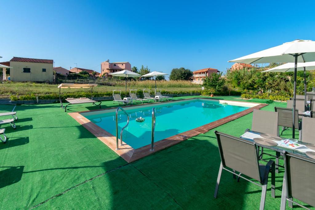 Бассейн в Akis Villa Studios & Apartment with Pool by Hotelius или поблизости