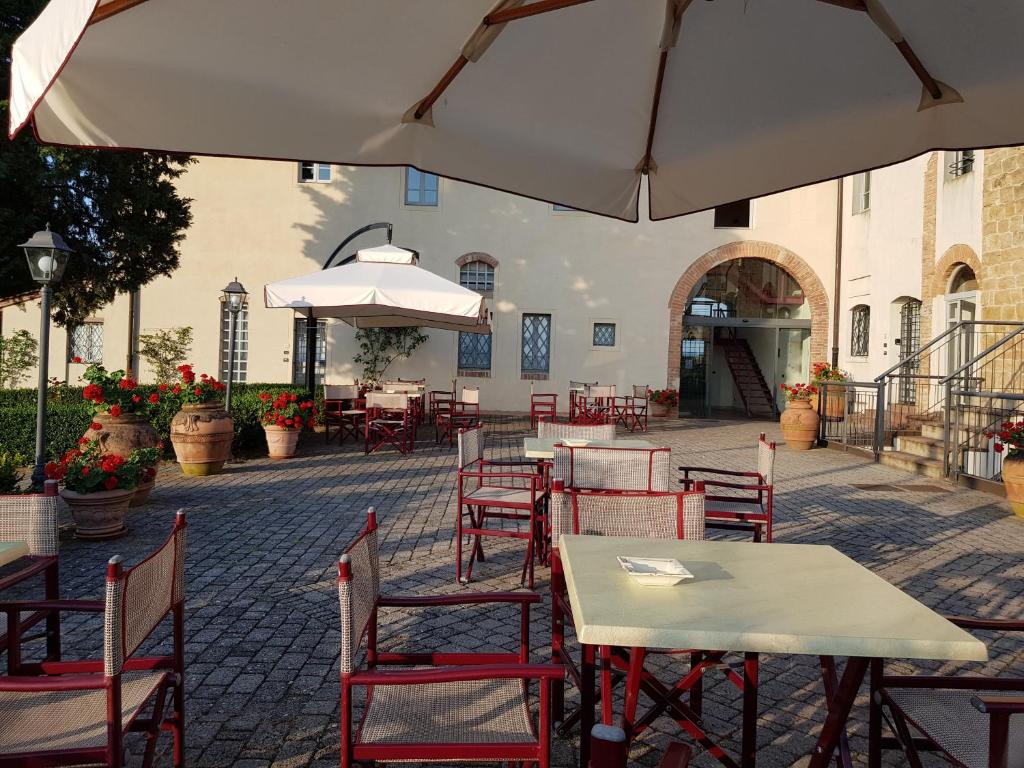 A restaurant or other place to eat at Appartamenti AVA e TEGRINO nell'antica dimora di Fulignano