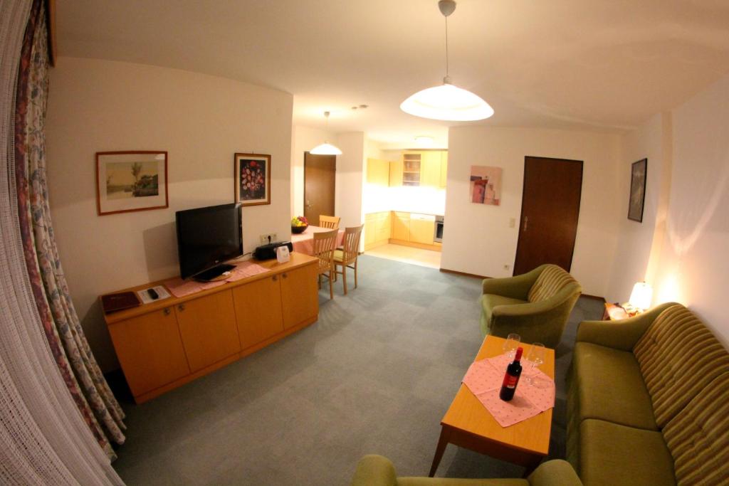 TV a/nebo společenská místnost v ubytování Ferienappartements Heinzle - Ihr Ferienresort