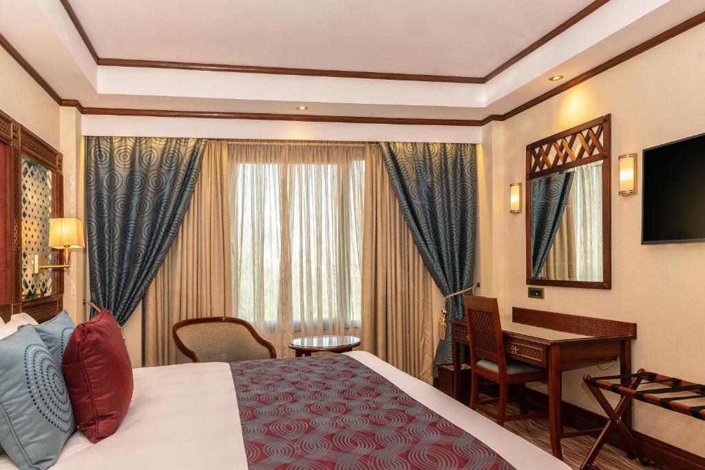 TV a/nebo společenská místnost v ubytování Nairobi Serena Hotel