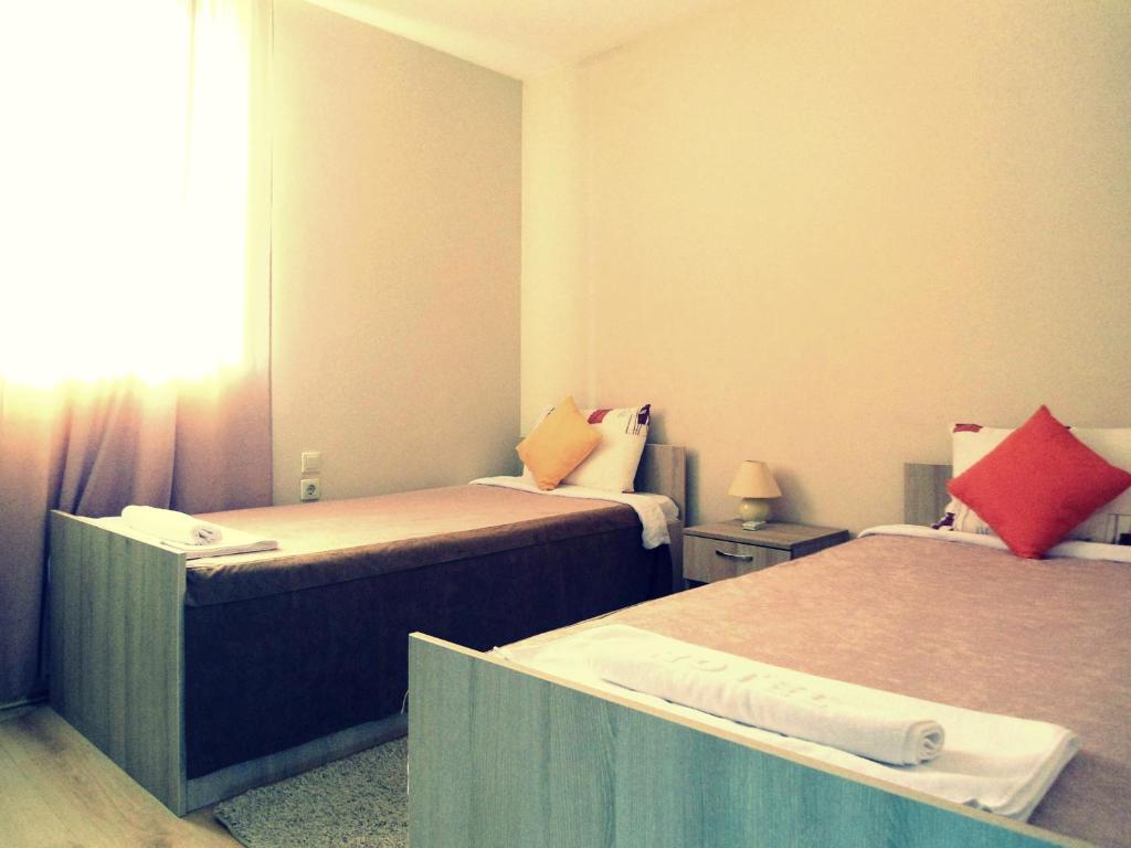 Postel nebo postele na pokoji v ubytování Garni Hotel Tri O