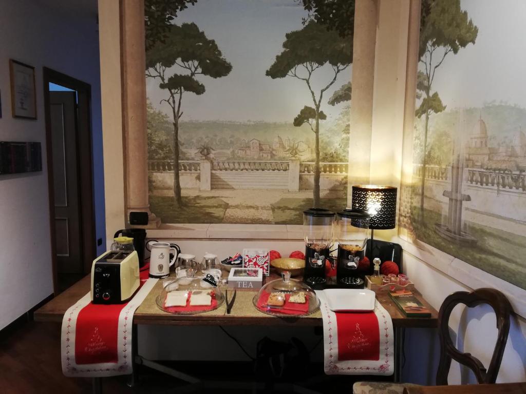 una mesa en una habitación con un cuadro en la pared en Leonardo Rome Holidays, en Fiumicino