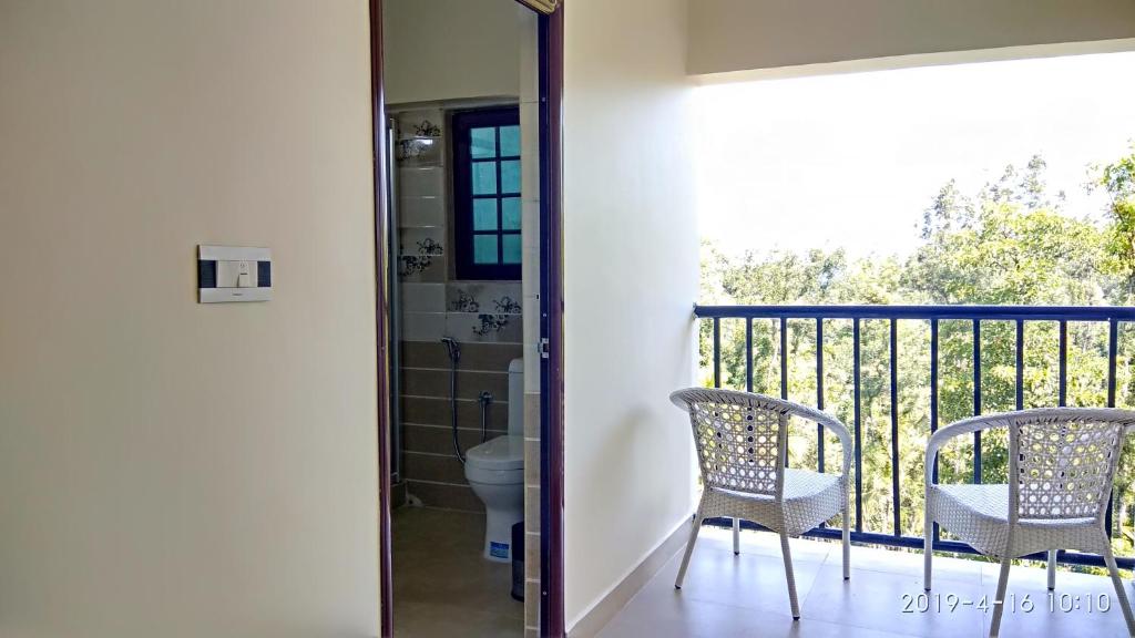 Coorg Cliffs Resortsにあるバルコニーまたはテラス