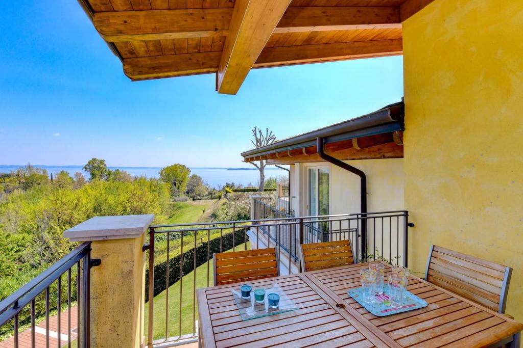 einen Balkon mit einem Tisch und Stühlen auf einer Terrasse in der Unterkunft Fedra in Manerba del Garda