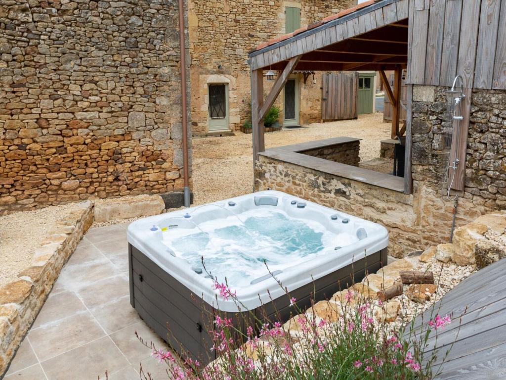 Gallery image of Rustic holiday home in Loubejac with jacuzzi in Loubejac