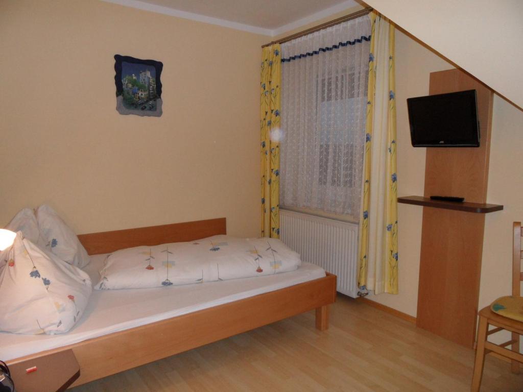 Postel nebo postele na pokoji v ubytování Landhaus Dampf