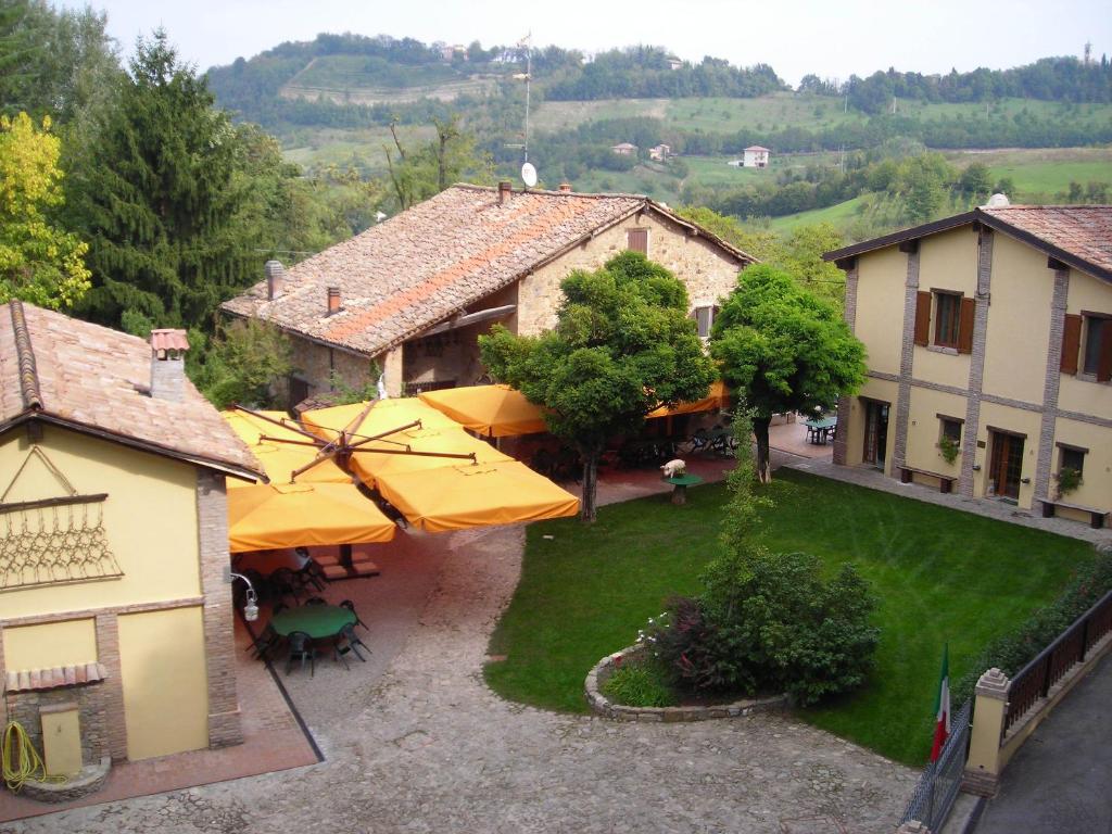 an aerial view of a garden with umbrellas and a building at Corte Ca' Bosco in Castello di Serravalle