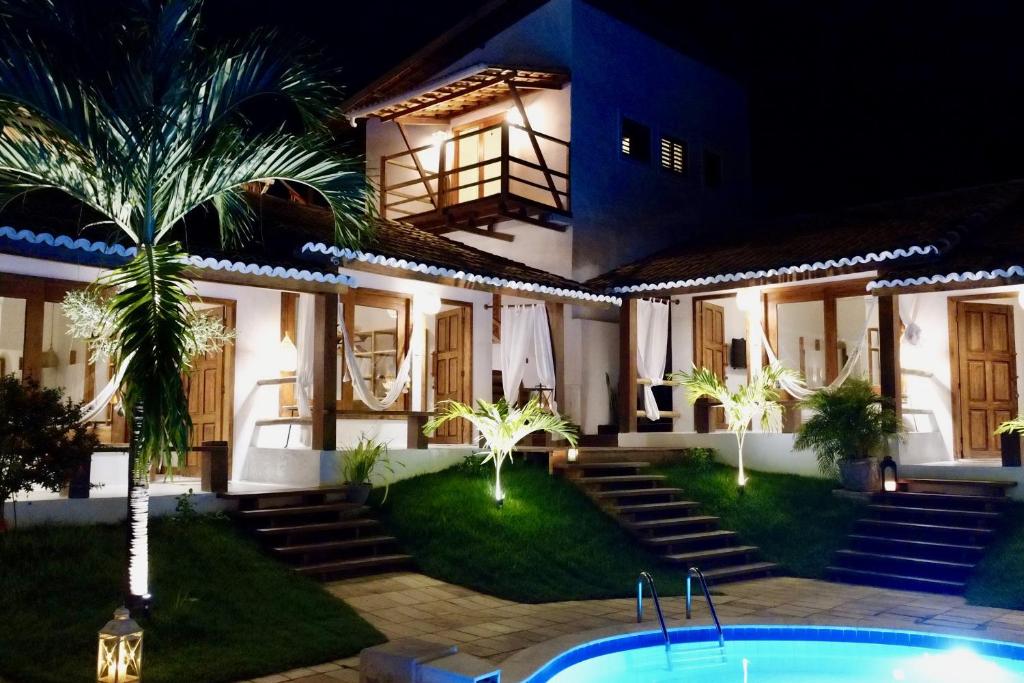 eine Villa mit einem Pool in der Nacht in der Unterkunft Pousada Tartaruga in Pipa