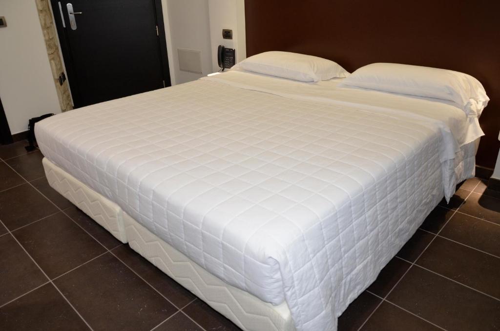 Postel nebo postele na pokoji v ubytování Hotel Testani Frosinone