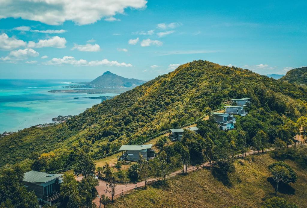 - une vue aérienne sur une colline avec des maisons dans l'établissement Hotel Chalets Chamarel, à Chamarel