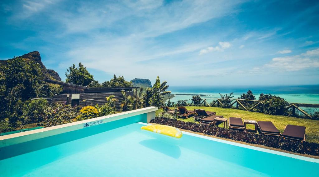 Bazén v ubytování Hotel Chalets Chamarel nebo v jeho okolí
