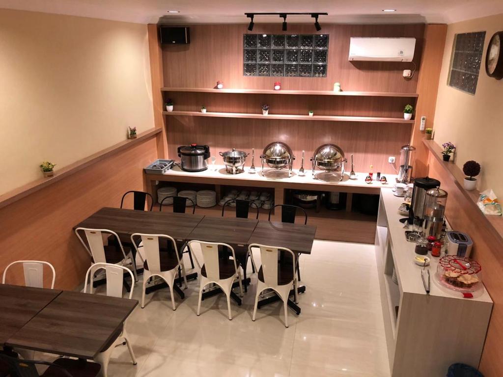 Kuchyň nebo kuchyňský kout v ubytování LCR HOTEL
