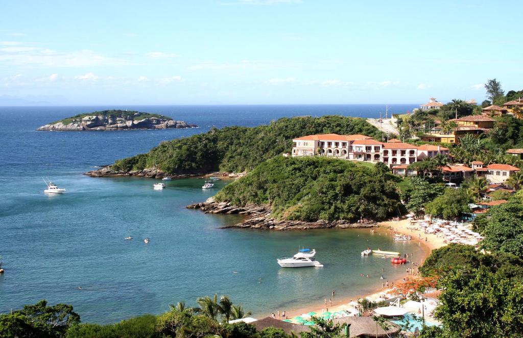 uma vista para uma praia com barcos na água em Colonna Park Hotel em Búzios