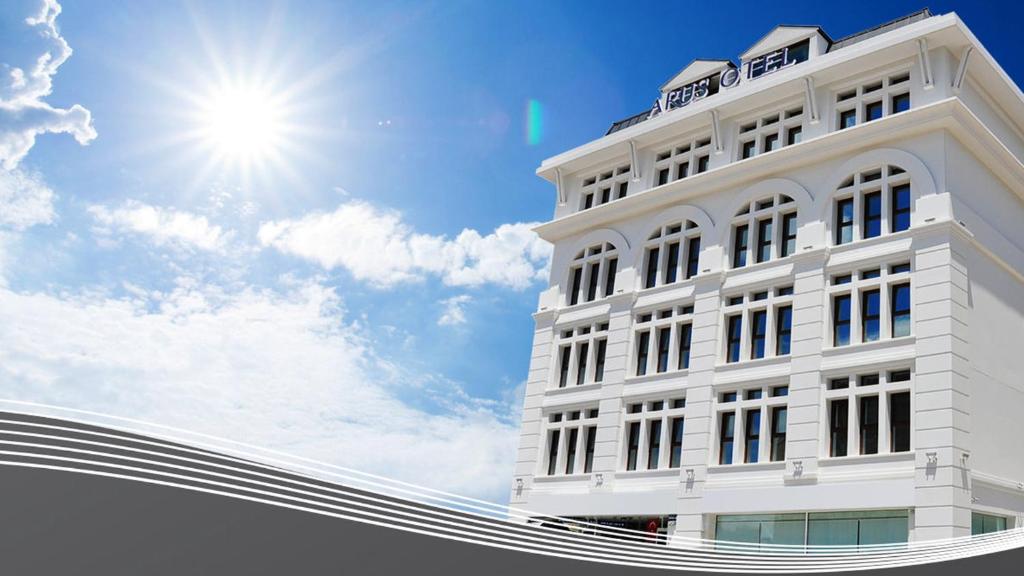 un edificio blanco con el sol en el cielo en Arus Hotel, en Eskisehir