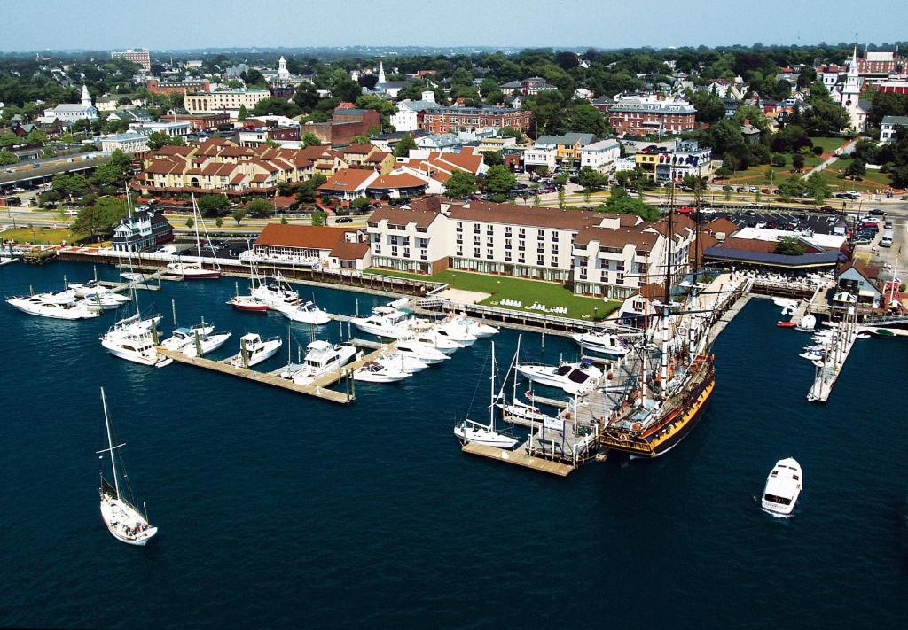 een luchtzicht op een jachthaven met boten in het water bij The Newport Harbor Hotel & Marina in Newport
