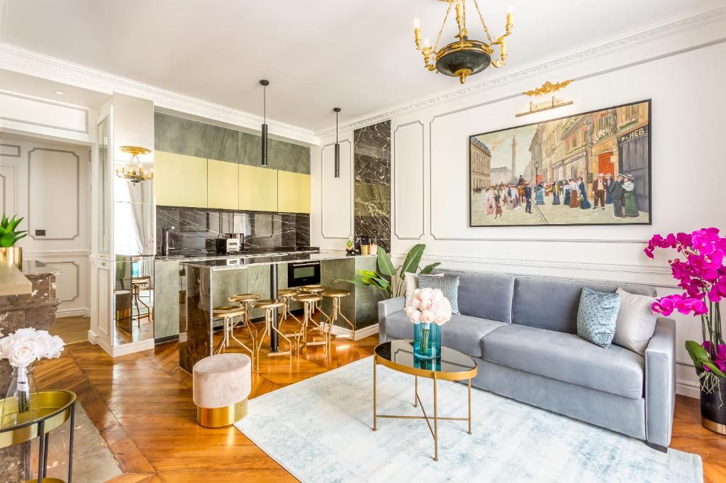 a living room with a couch and a kitchen at Luxury 2 Bedroom 2,5 Bathroom - Louvre & Notre Dame in Paris