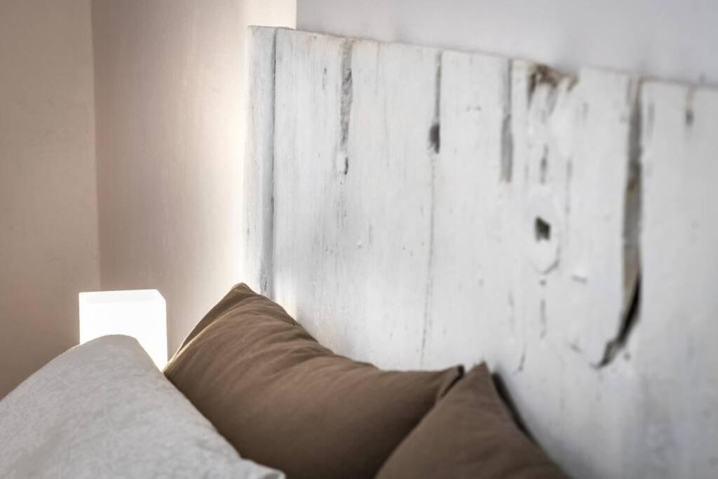 a couch sitting in a living room next to a wall at Al vicolo del Gallo APPARTAMENTO in Varallo
