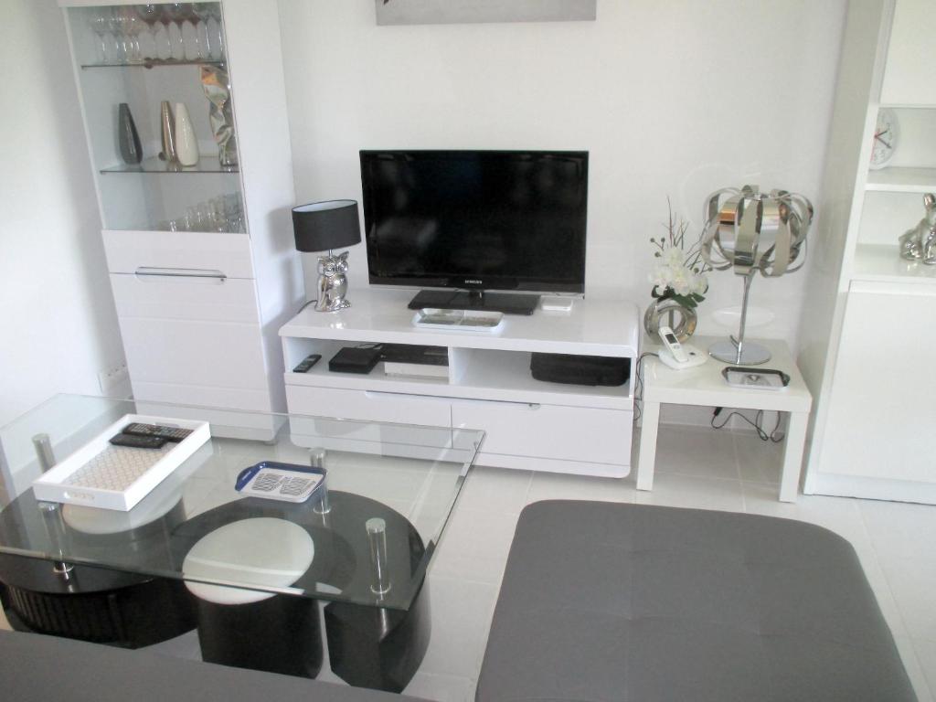 Photo de la galerie de l'établissement Studio charmant avec vue mer à Antibes - 30m² + balcon., à Antibes
