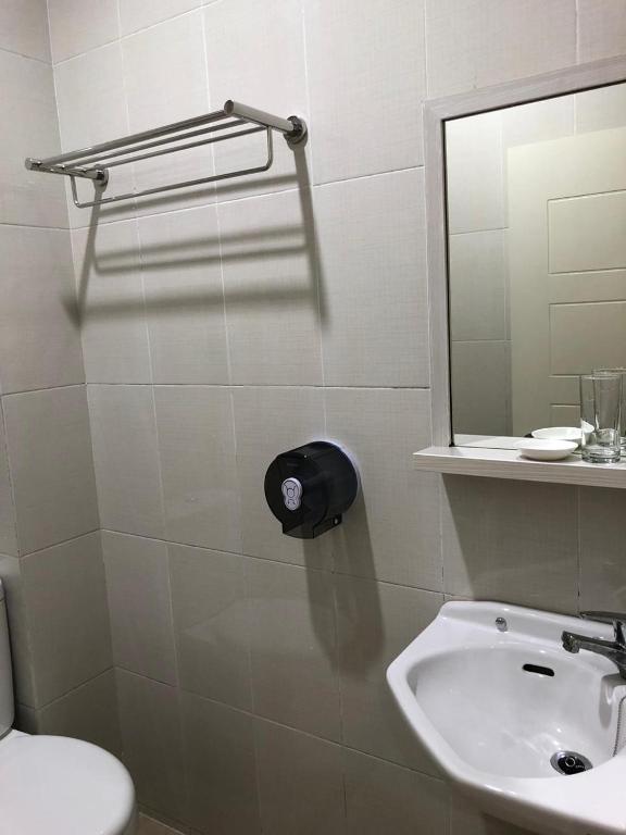 Koupelna v ubytování LCR HOTEL