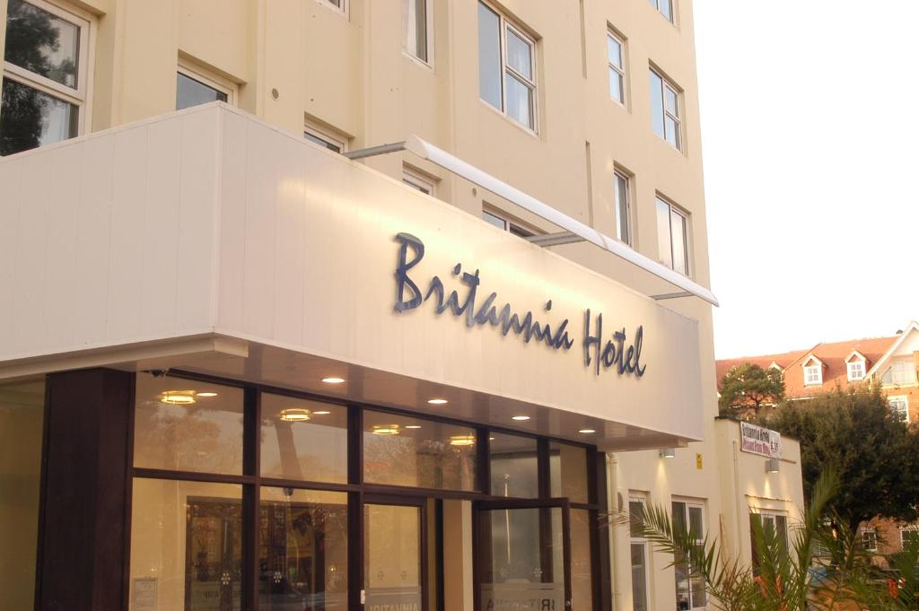 ein Gebäude mit einem Schild auf der Vorderseite eines Gebäudes in der Unterkunft Britannia Bournemouth Hotel in Bournemouth