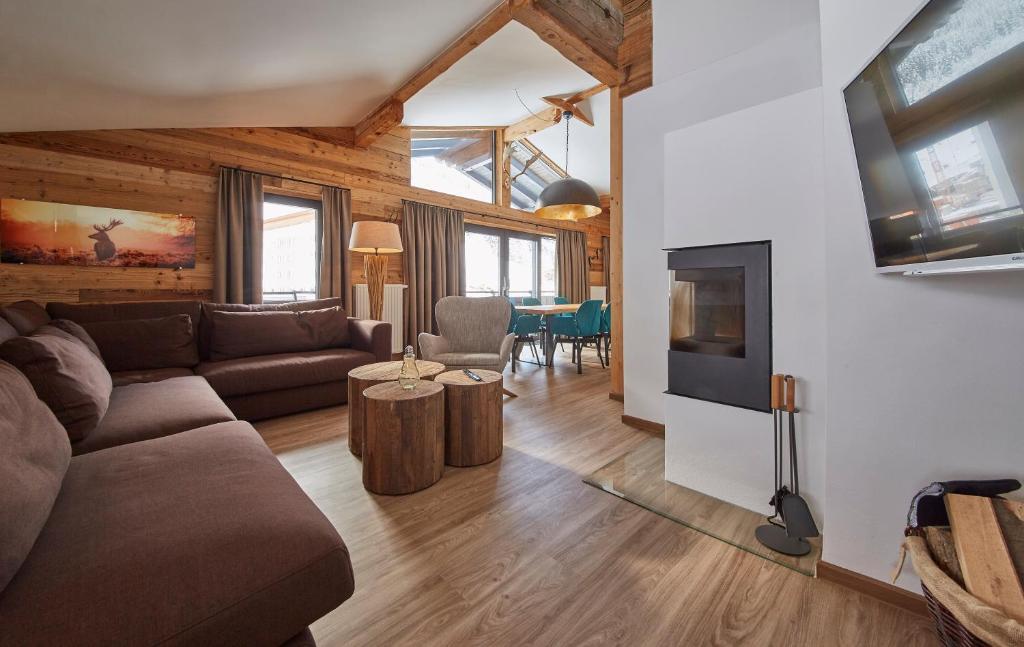 A television and/or entertainment centre at Glemm Lodge Apartments - JOKER CARD im Sommer inklusive
