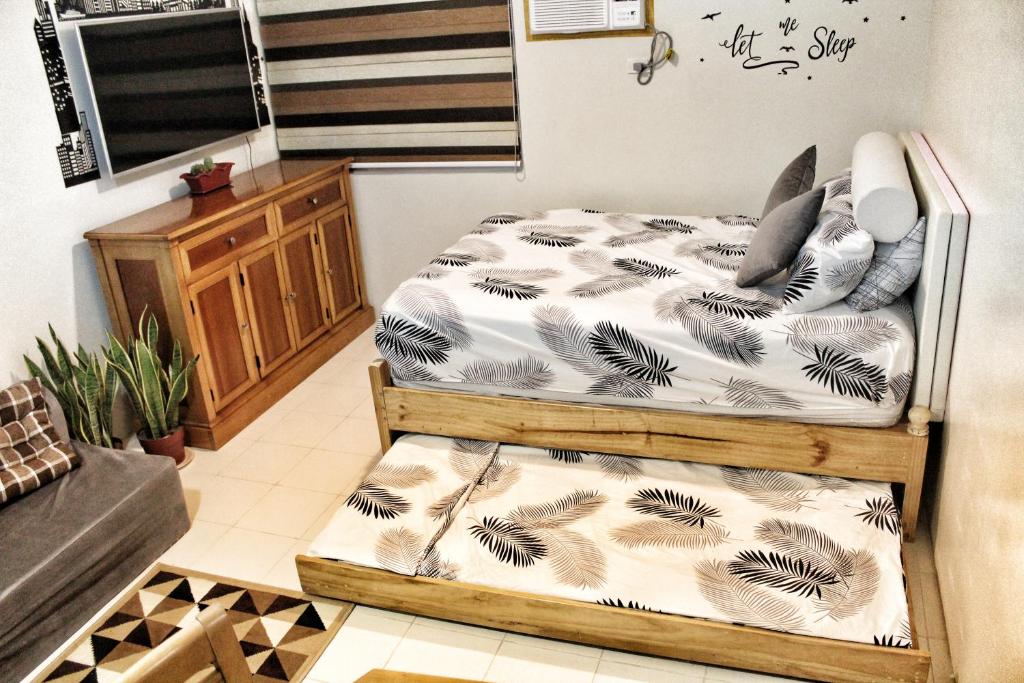 馬尼拉的住宿－CENTROPOLIS 1, Relax & Chill，一间卧室配有两张单人床。