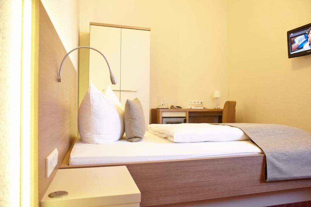 Postel nebo postele na pokoji v ubytování Hotel Prinzregent