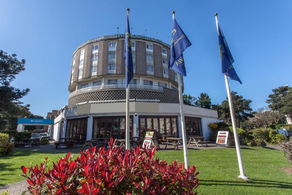een gebouw met vlaggen ervoor bij The Roundhouse in Bournemouth