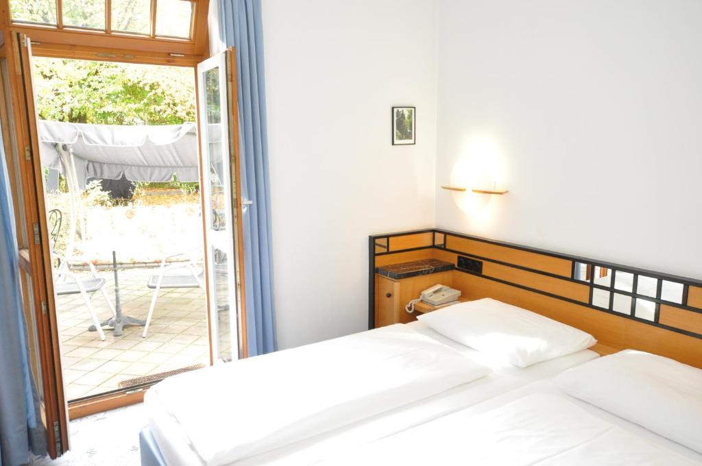 Postel nebo postele na pokoji v ubytování Villa Waldperlach by Blattl