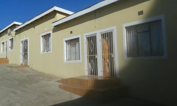 um edifício com janelas com barras na lateral em Amafana Guest House em Mount Frere